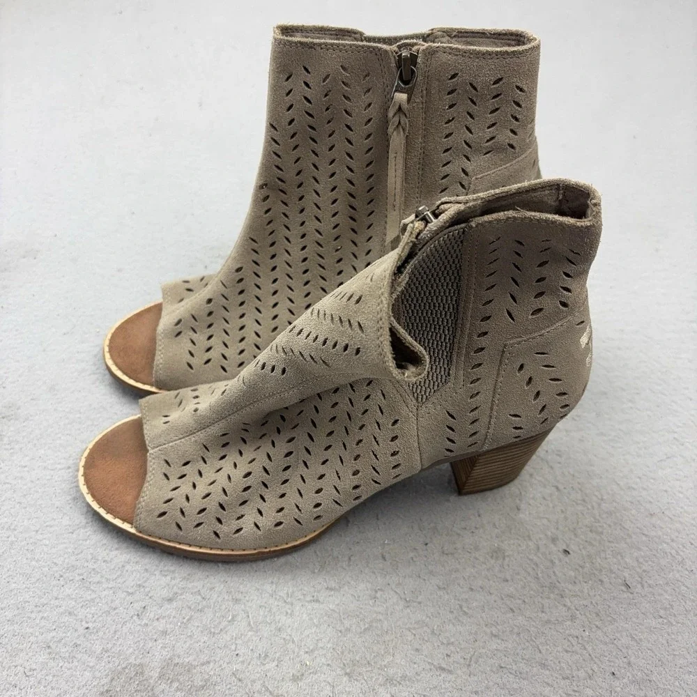 TOMS Boots Womens Size 9.5 Beige Suede Peep Toe Perforated Ankle Zip Block Heel